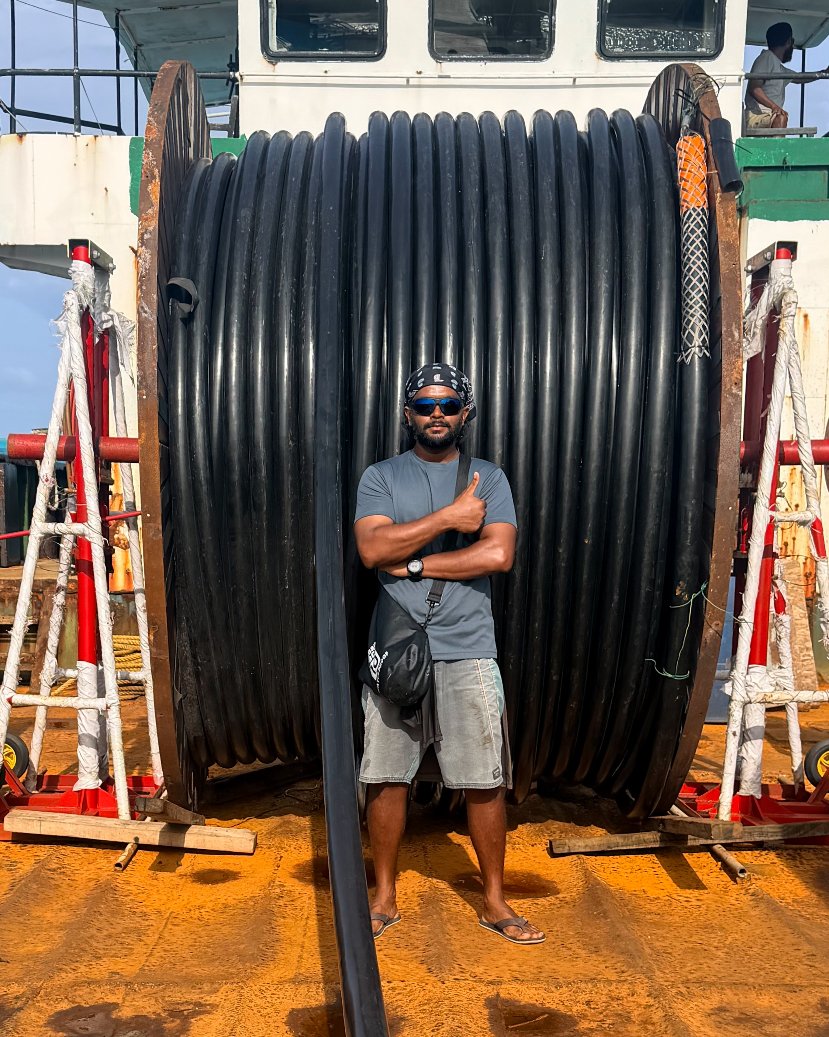Sirru Fenfushi resort submarine cable laying exterior